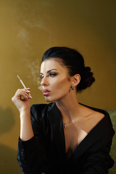 Beautiful fashion Nude confident woman with black hair Smoking a - Foto, afbeelding