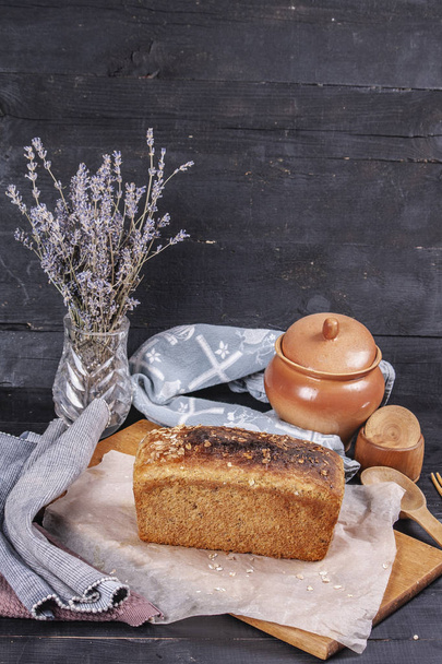 Свіжі домашні торти. Великий домашній вівсяний хліб на дерев'яному
  - Фото, зображення