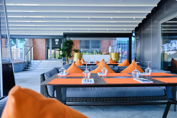 Restaurante verano terraza interior. Diseño de interiores
 - Foto, Imagen