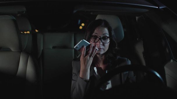 Woman in glasses in car and talk on phone. - Foto, imagen