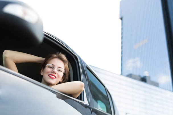 mladá krásná žena pózující v autě  - Fotografie, Obrázek