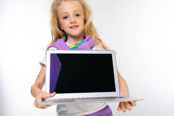 pieni tyttö kädessään kannettava tietokone
  - Valokuva, kuva