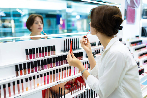 beautiful woman seller in cosmetics store - Φωτογραφία, εικόνα