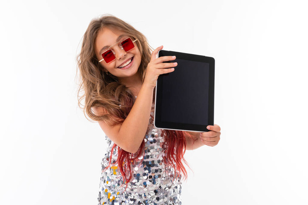 Beyaz arka planda dijital tabletle poz veren güzel kız - Fotoğraf, Görsel