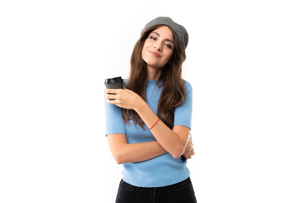 mladá krásná žena s kávou a telefonem  - Fotografie, Obrázek