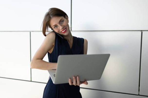 young beautiful businesswoman with laptop - Zdjęcie, obraz