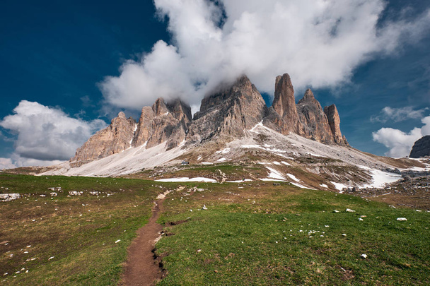 Landschap van de drie toppen van Lavaredo (Tre Cime di Lavaredo), Dolomieten, Italië - Foto, afbeelding