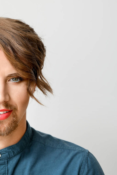 Nuoren transsukupuolisen naisen muotokuva valoisalla taustalla
 - Valokuva, kuva