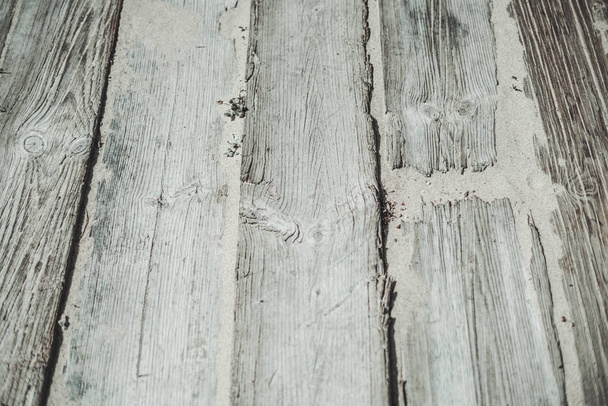 Vecchie travi in legno sul pavimento
 - Foto, immagini