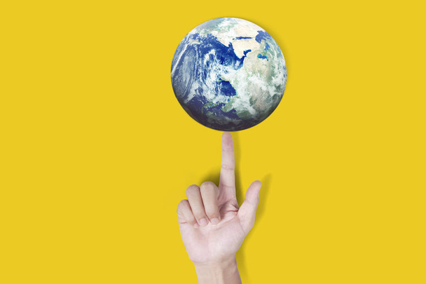 Globo, tierra en mano, sosteniendo nuestro planeta brillando. Imagen terrestre p
 - Foto, imagen