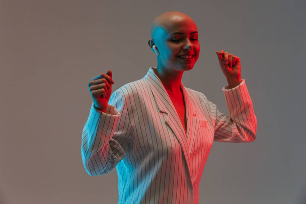 Portrait of an attractive bald woman wearing jacket - Fotoğraf, Görsel