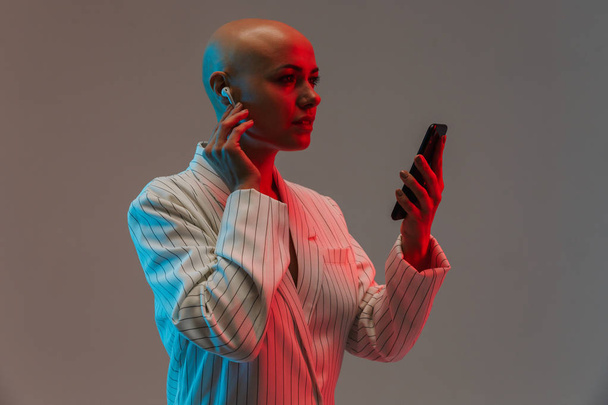Portrait of an attractive bald woman wearing jacket - Foto, afbeelding