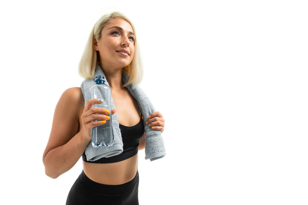 junge schöne blonde Sportlerin posiert im Studio gegen Weiß  - Foto, Bild
