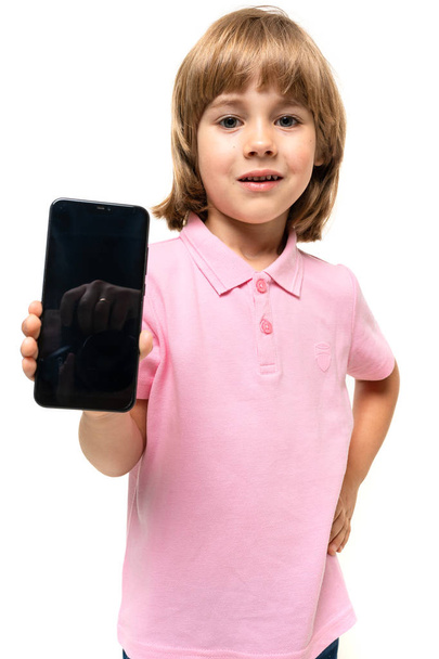 милый мальчик со смартфоном
 - Фото, изображение