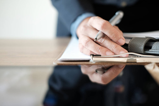 podnikatel pracující na organizačním plánu s notebookem na pracovišti - Fotografie, Obrázek