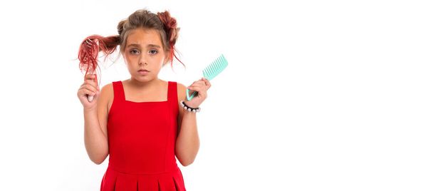 Nettes kleines Mädchen posiert mit Haarbürsten vor weißem Hintergrund   - Foto, Bild