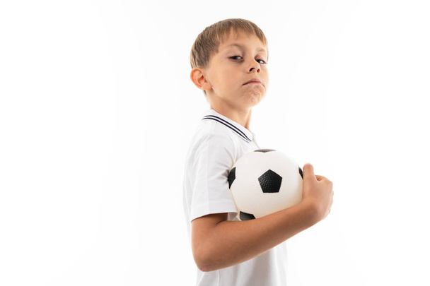 portret małego chłopca w koszuli z piłką na białym tle - Zdjęcie, obraz