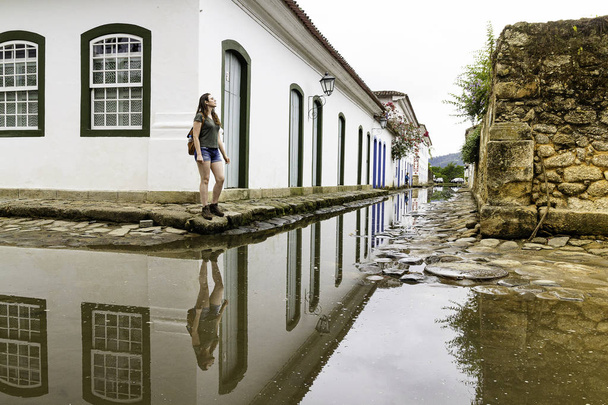 Güzel model Paraty sokaklarında geziniyor, Rio de Janeiro, Brezilya. - Fotoğraf, Görsel