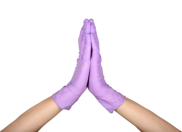 Anjali Mudra o gesto Namaste en látex signo guante quirúrgico sobre fondo blanco. Mano en un guante de látex púrpura aislado en blanco. gesto de la mano de la mujer o signo aislado en blanco
. - Foto, Imagen