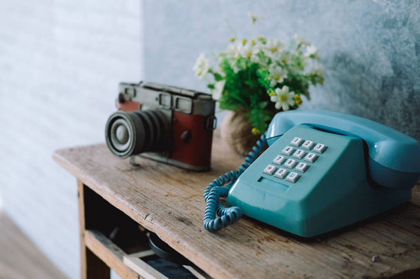 zabytkowy stary aparat telefoniczny na drewnianym biurku - Zdjęcie, obraz