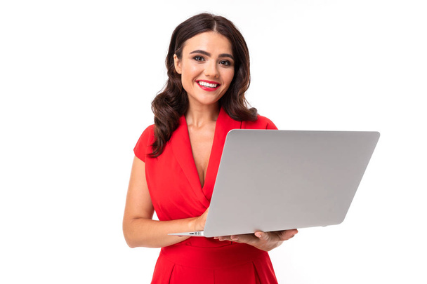 gyönyörű nő piros laptop  - Fotó, kép