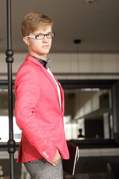 Young handsome stylish man posing indoor - Foto, Imagen