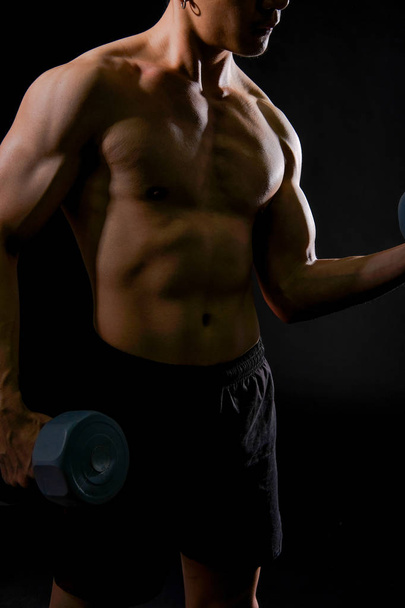 atlético musculoso fisiculturista homem com nu torso seis pack abs
  - Foto, Imagem