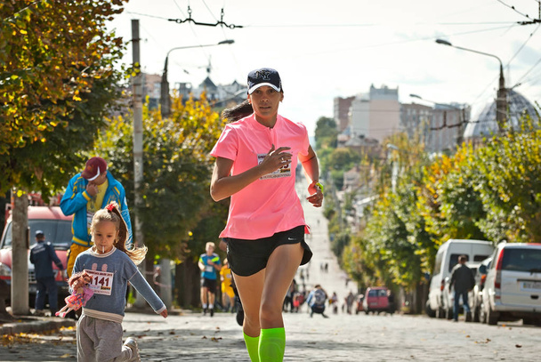 CHERNIVTSI, UKRAINE - SEPTEMBER 29. 2019 : Runners participating in the "Bukovina Mile" charity fun run. A short marathon race to support peace. Family-friendly sports and a healthy lifestyle. - Foto, Bild