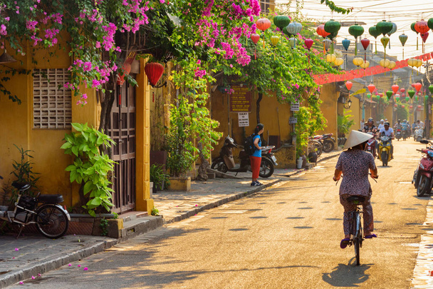 Wonderful view of old street in Hoi An at sunrise - Foto, imagen