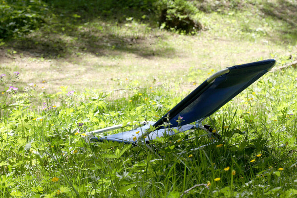 silla reclinable azul en madera con espacio de copia para su texto
 - Foto, imagen