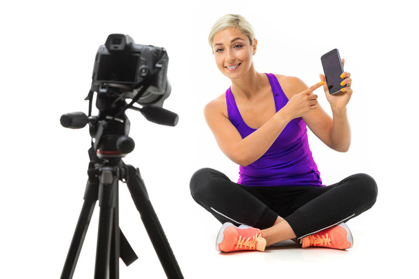 blogueur vidéo femme sportive posant sur fond blanc
  - Photo, image