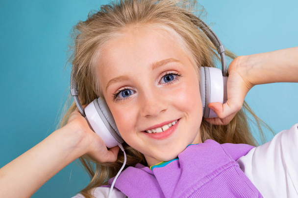 cute little girl słuchanie muzyki  - Zdjęcie, obraz