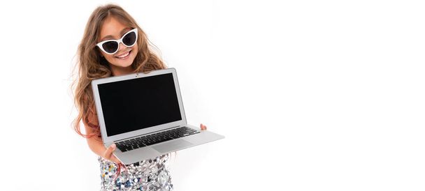 carino bambina posa con computer portatile contro sfondo bianco
   - Foto, immagini