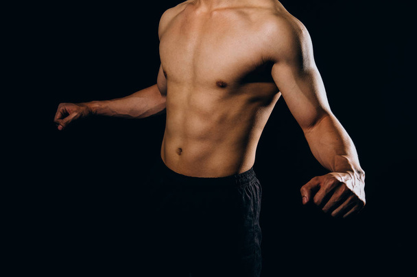 urheilullinen lihaksikas kehonrakentaja mies alasti vartalo six pack abs
. - Valokuva, kuva