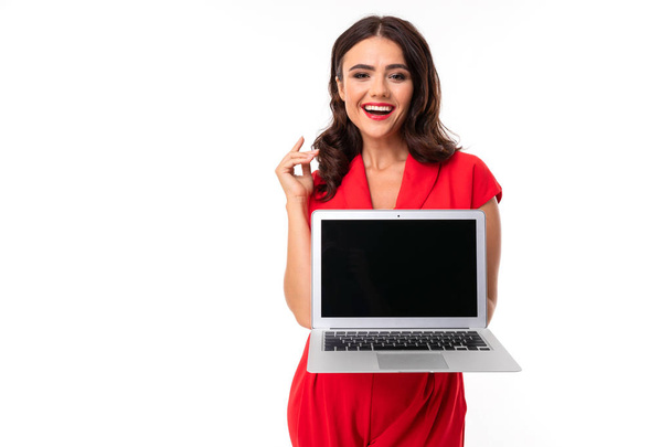 belle femme en rouge avec ordinateur portable
  - Photo, image