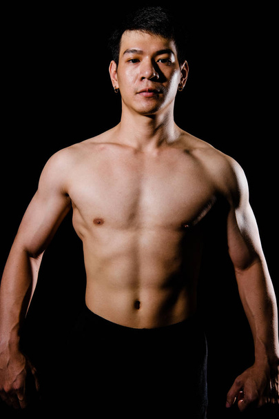 спортивний м'язистий культурист чоловік з голим торсом шість пачок abs
. - Фото, зображення