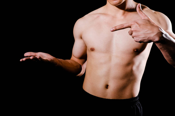 αθλητικός μυώδης bodybuilder άνθρωπος με γυμνό κορμό  - Φωτογραφία, εικόνα