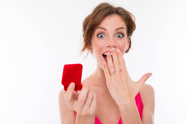 γυναίκα να πάρει ένα propasal, θέτουν με δαχτυλίδι  - Φωτογραφία, εικόνα