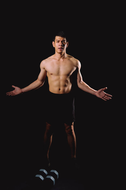 αθλητικός μυώδης bodybuilder άνθρωπος με γυμνό κορμό. - Φωτογραφία, εικόνα