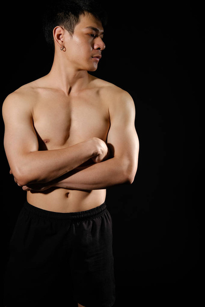 atlético musculoso culturista hombre con desnudo torso seis pack abs
. - Foto, imagen