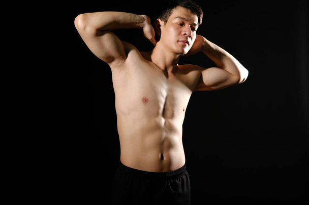 αθλητικός μυώδης bodybuilder άνθρωπος με γυμνό κορμό. - Φωτογραφία, εικόνα