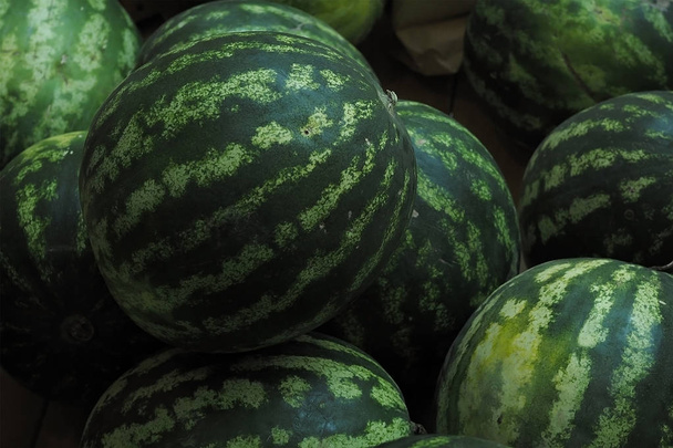 Sok nagy édes zöld görögdinnye. Görögdinnye a piacon. Egészséges táplálkozás fogalma - Fotó, kép