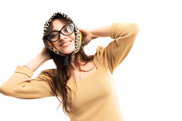 hermosa joven posando en gafas y chal
 - Foto, imagen