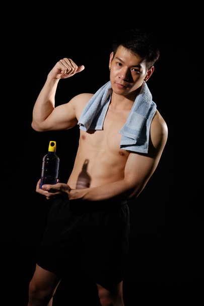 atlético musculoso culturista hombre con desnudo torso seis pack abs
  - Foto, imagen