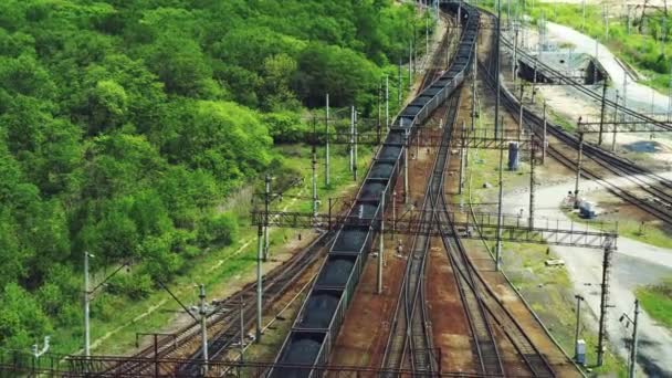 Kolej: pociąg załadowany węglem jedzie po torach - Materiał filmowy, wideo