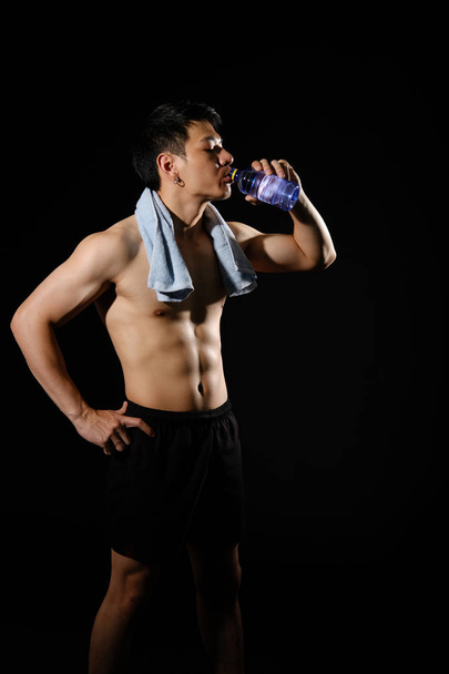 αθλητικός μυώδης bodybuilder άνθρωπος με γυμνό κορμό  - Φωτογραφία, εικόνα