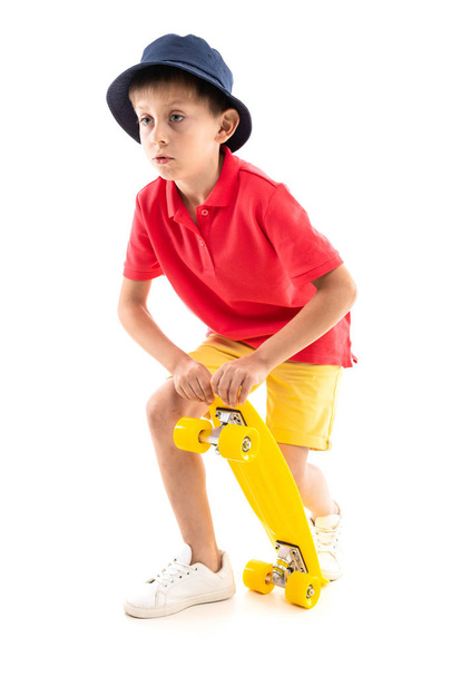 chico posando con skate en estudio
  - Foto, Imagen