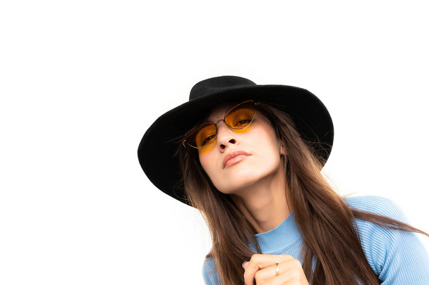 красива модна жінка в капелюсі і окулярах
  - Фото, зображення