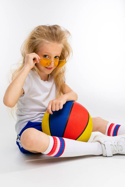 niedliche sportliche kleines Mädchen posiert mit Basketballball - Foto, Bild
