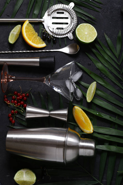 Cocktailshaker auf dem Hintergrund von Früchten und tropischen Blättern - Foto, Bild